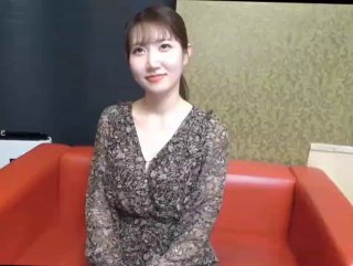 性感风骚露脸极品小萝莉跟大哥激情啪啪，揉奶玩逼小穴很是诱人，口交足交，让大哥压在身下无套蹂躏快草穿了