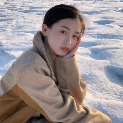翘臀妹子在沙发上骑乘位大战男友，全程淫叫不停直到逼内射精